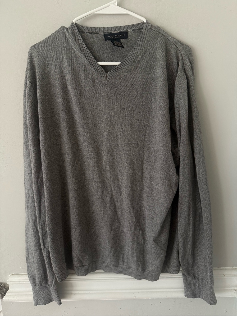 Banana republic Classic V-Neck women’s large silk cashmere Sweater - Gray